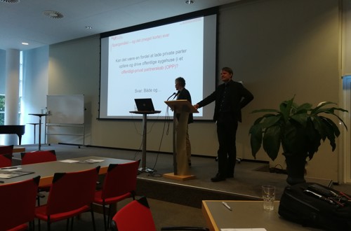 Ulf og Jakob præsenterer plenum-oplæg i konferencelokalet