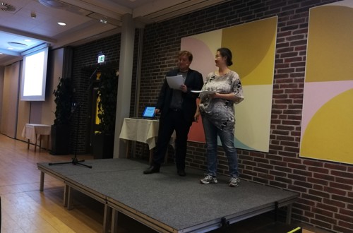 To repræsentanter fra Rokoko-Posten underholder på opsat scene