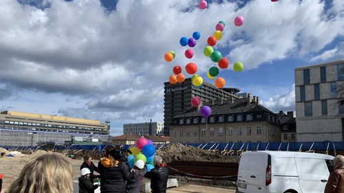 Efter spadestikket blev balloner sendt i luften for at fejre det første spadestik.