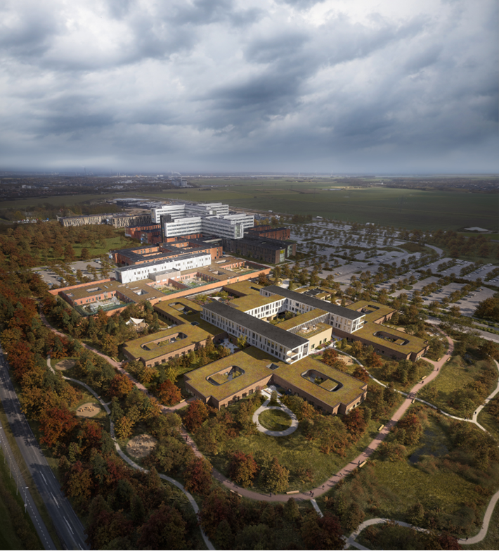 Det er et 3D billede af sygehuset med det nye byggeri i forgrunden. Det er meget grønt omkring sygehuset bestående af græs og træer.