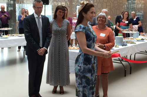 Kronprinsesse Mary indvier Psykiatrisygehus Slagelse ved at klippe den røde snor