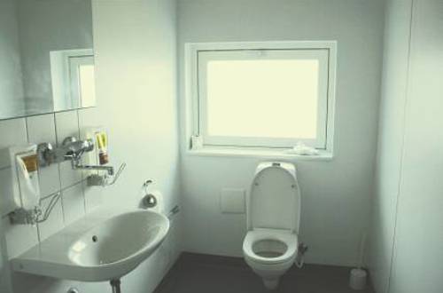 Toilet på én-sengsstue på Sygehus Himmerland i Hobro